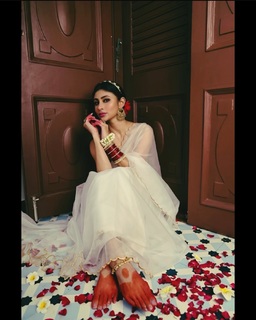Mouni Roy feet photo thumbnail