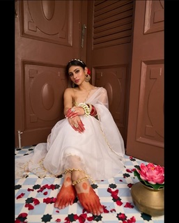 Mouni Roy feet photo thumbnail