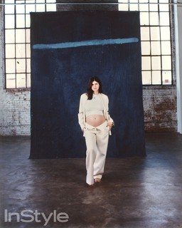 Alexandra Daddario feet photo thumbnail