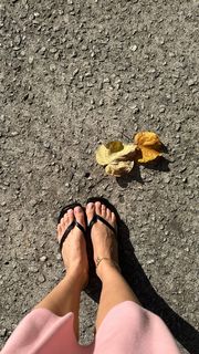 Isis Valverde feet photo thumbnail