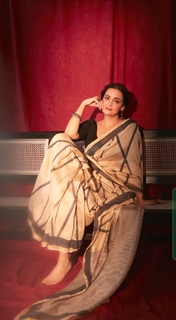 Dia Mirza feet photo thumbnail
