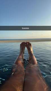 Queen Naija feet photo thumbnail