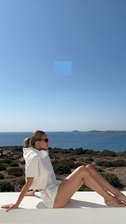 Rosie Huntington-Whiteley feet photo thumbnail