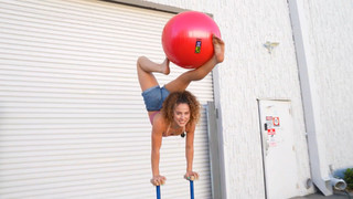 Sofie Dossi feet photo thumbnail