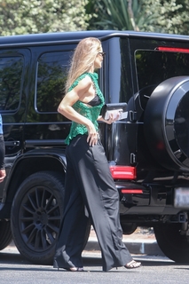 Rosie Huntington-Whiteley feet photo thumbnail