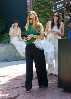 Rosie Huntington-Whiteley feet photo thumbnail