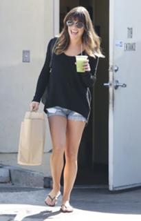 Lea Michele feet photo thumbnail