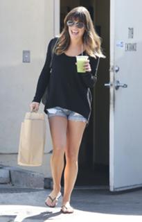 Lea Michele feet photo thumbnail