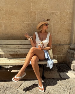 Kara Del Toro feet photo thumbnail