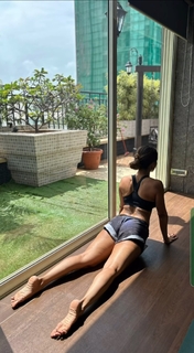 Malaika Arora feet photo thumbnail