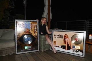 Sabrina Carpenter feet photo thumbnail