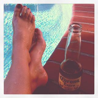 Angela Kinsey feet photo thumbnail