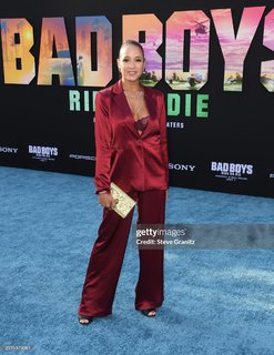 Dania Ramirez feet photo thumbnail