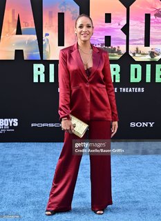 Dania Ramirez feet photo thumbnail