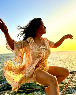Salma Hayek feet photo thumbnail