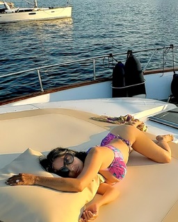 Salma Hayek feet photo thumbnail