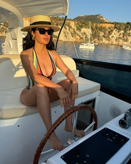 Salma Hayek feet photo thumbnail