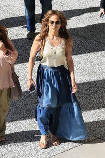 Jennifer Lopez feet photo thumbnail