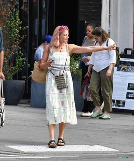 Busy Philipps feet photo thumbnail