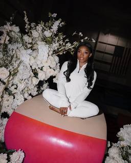Simone Biles feet photo thumbnail
