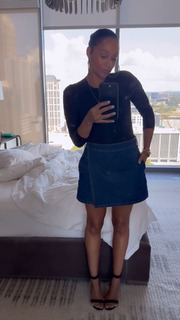 Tia Mowry feet photo thumbnail