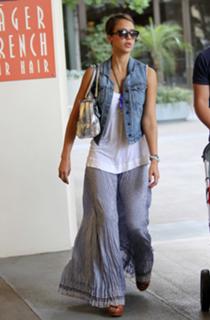 Jessica Alba feet photo thumbnail