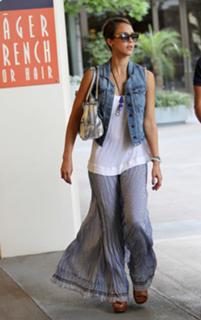 Jessica Alba feet photo thumbnail