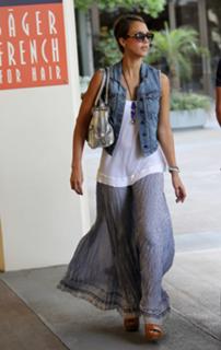 Jessica Alba feet photo thumbnail