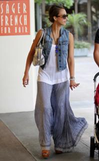 Jessica Alba feet photo thumbnail