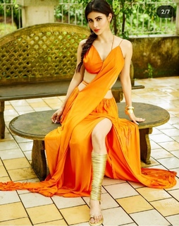 Mouni Roy feet photo thumbnail