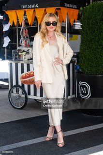 Kathryn Newton feet photo thumbnail