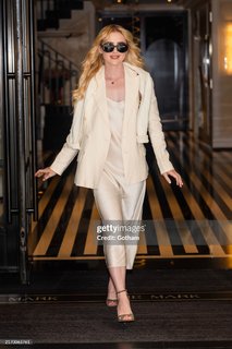 Kathryn Newton feet photo thumbnail