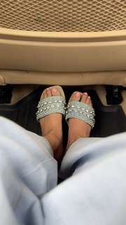 Anushka Sen feet photo thumbnail