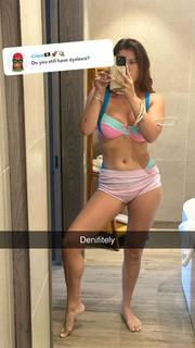 Bella Thorne feet photo thumbnail