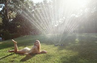 Sabrina Carpenter feet photo thumbnail
