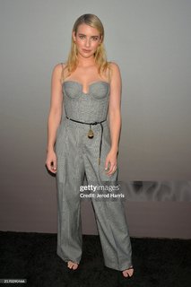 Emma Roberts feet photo thumbnail