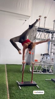 Sofie Dossi feet photo thumbnail