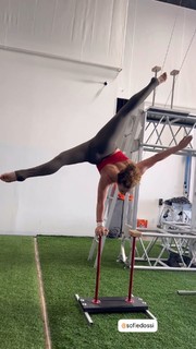 Sofie Dossi feet photo thumbnail