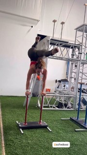 Sofie Dossi feet photo thumbnail