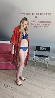 Dakota Fanning feet photo thumbnail