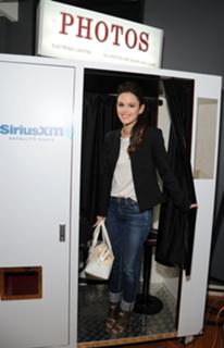 Rachel Bilson feet photo thumbnail