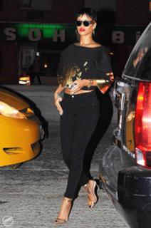 Rihanna feet photo thumbnail