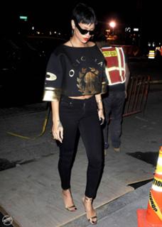 Rihanna feet photo thumbnail