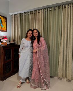 Anushka Sen feet photo thumbnail