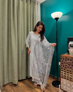 Anushka Sen feet photo thumbnail