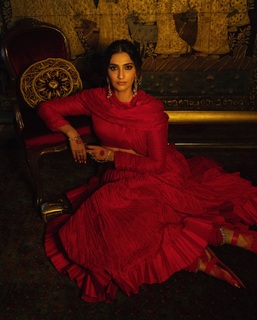 Sonam Kapoor feet photo thumbnail