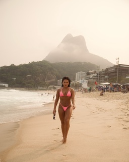 Kéfera Buchmann feet photo thumbnail