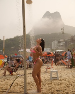 Kéfera Buchmann feet photo thumbnail