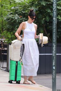 Anne Hathaway feet photo thumbnail