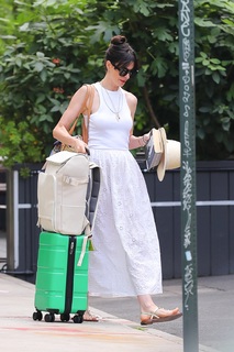 Anne Hathaway feet photo thumbnail